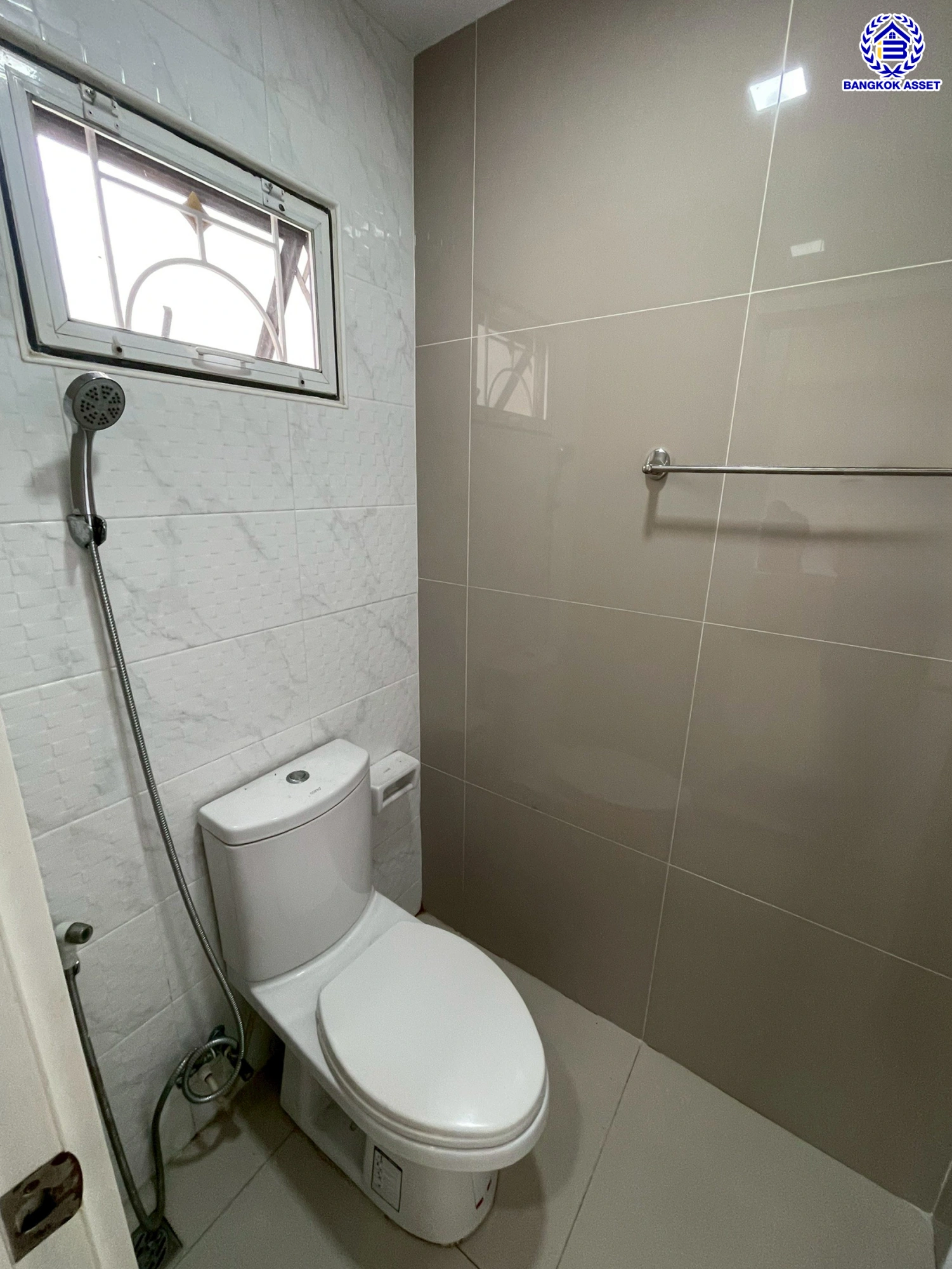 บ้านแฝดมือสองสมุทรปราการ โครงการ พฤกษาวิลล์ อ่อนนุช-สุวรรณภูมิ เนื้อที่ 37 ตร.ว. พื้นที่ใช้สอย 140 ตร.ม. ฟังก์ชัน 3 ห้องนอน 3 ห้องน้ำ 2 ที่จอดรถ พร้อมของแถมอีกหลายรายการ เข้าอยู่ได้ทันที ทำเลใกล้สนามบินสุวรรณภูมิ เชื่อมต่อถนนลาดกระบัง ใกล้รถไฟฟ้าสายแอร์พอร์ตเรล ลิงค์ "สถานีบ้านทับช้าง" และมอเตอร์เวย์ ลาดกระบัง