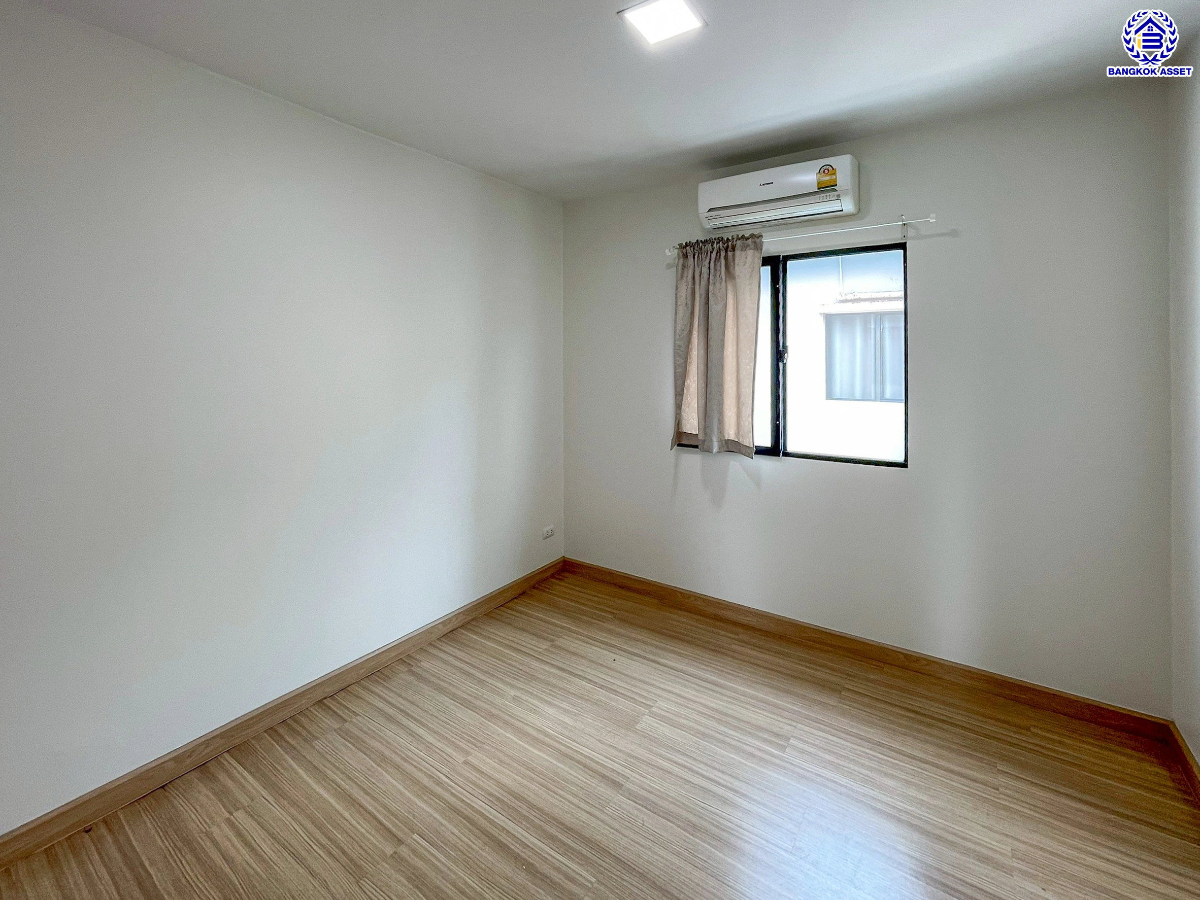 บ้านแฝดมือสองสมุทรปราการ โครงการ พฤกษาวิลล์ อ่อนนุช-สุวรรณภูมิ เนื้อที่ 37 ตร.ว. พื้นที่ใช้สอย 140 ตร.ม. ฟังก์ชัน 3 ห้องนอน 3 ห้องน้ำ 2 ที่จอดรถ พร้อมของแถมอีกหลายรายการ เข้าอยู่ได้ทันที ทำเลใกล้สนามบินสุวรรณภูมิ เชื่อมต่อถนนลาดกระบัง ใกล้รถไฟฟ้าสายแอร์พอร์ตเรล ลิงค์ "สถานีบ้านทับช้าง" และมอเตอร์เวย์ ลาดกระบัง