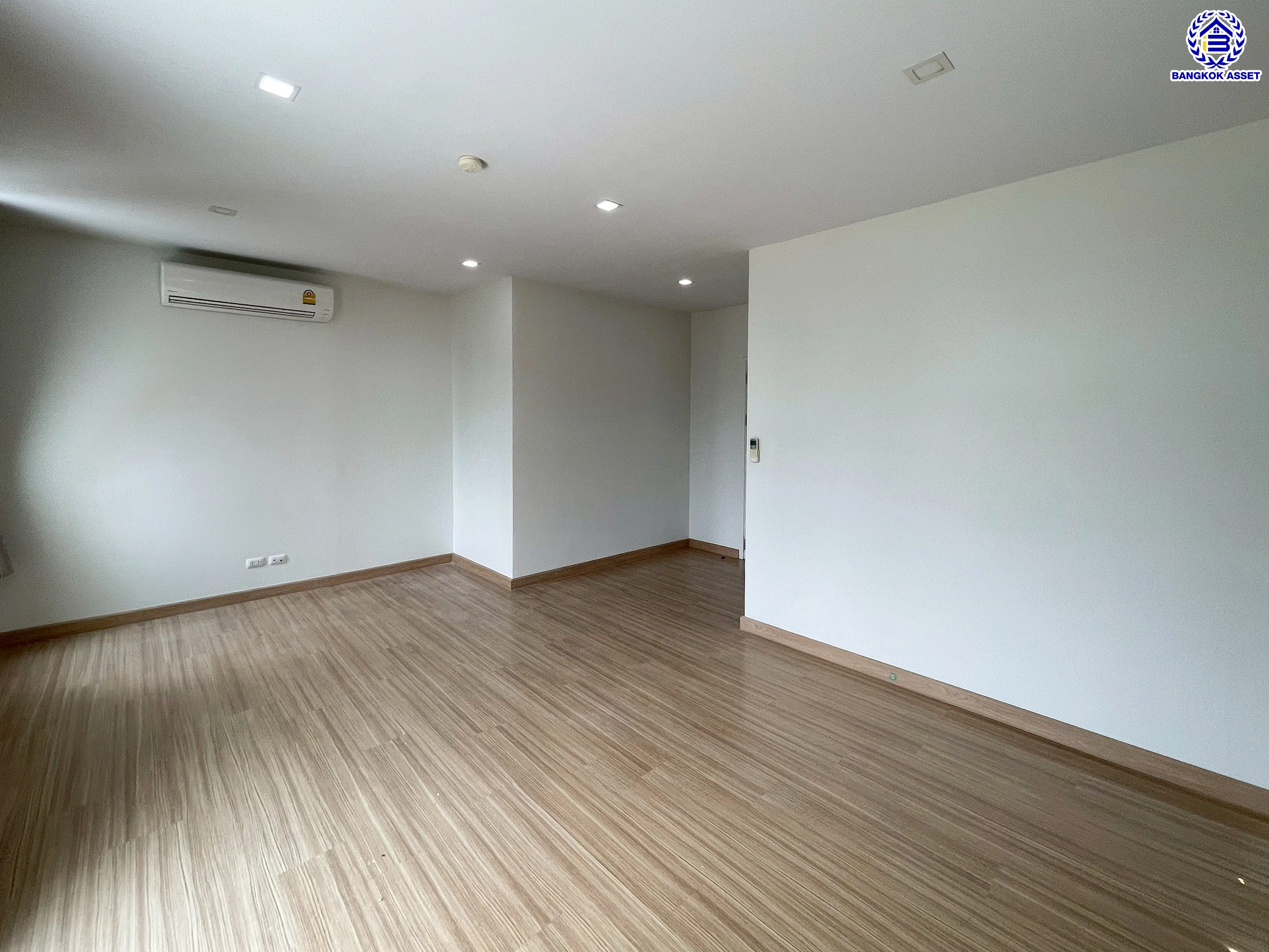 บ้านแฝดมือสองสมุทรปราการ โครงการ พฤกษาวิลล์ อ่อนนุช-สุวรรณภูมิ เนื้อที่ 37 ตร.ว. พื้นที่ใช้สอย 140 ตร.ม. ฟังก์ชัน 3 ห้องนอน 3 ห้องน้ำ 2 ที่จอดรถ พร้อมของแถมอีกหลายรายการ เข้าอยู่ได้ทันที ทำเลใกล้สนามบินสุวรรณภูมิ เชื่อมต่อถนนลาดกระบัง ใกล้รถไฟฟ้าสายแอร์พอร์ตเรล ลิงค์ "สถานีบ้านทับช้าง" และมอเตอร์เวย์ ลาดกระบัง