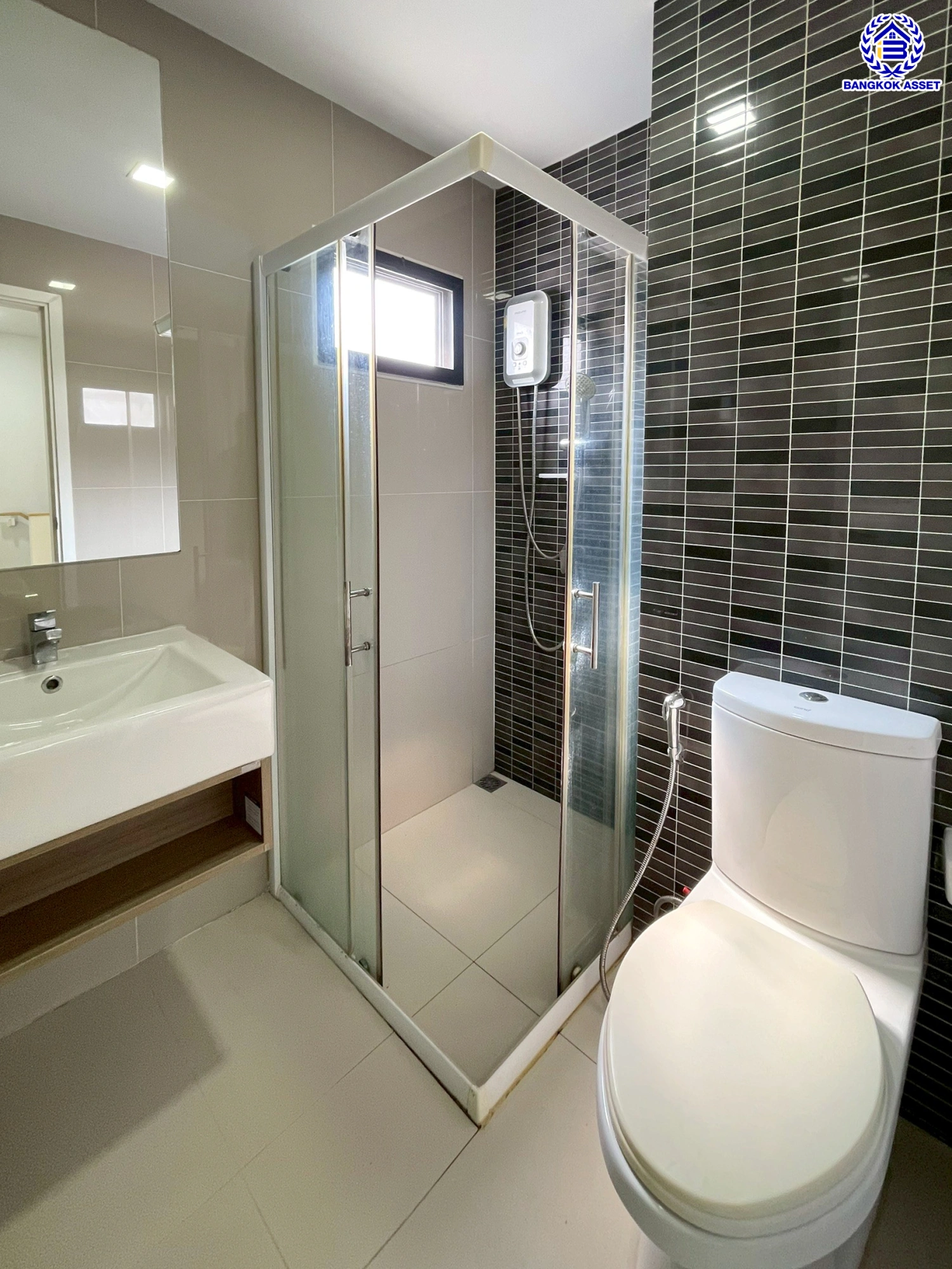 บ้านแฝดมือสองสมุทรปราการ โครงการ พฤกษาวิลล์ อ่อนนุช-สุวรรณภูมิ เนื้อที่ 37 ตร.ว. พื้นที่ใช้สอย 140 ตร.ม. ฟังก์ชัน 3 ห้องนอน 3 ห้องน้ำ 2 ที่จอดรถ พร้อมของแถมอีกหลายรายการ เข้าอยู่ได้ทันที ทำเลใกล้สนามบินสุวรรณภูมิ เชื่อมต่อถนนลาดกระบัง ใกล้รถไฟฟ้าสายแอร์พอร์ตเรล ลิงค์ "สถานีบ้านทับช้าง" และมอเตอร์เวย์ ลาดกระบัง