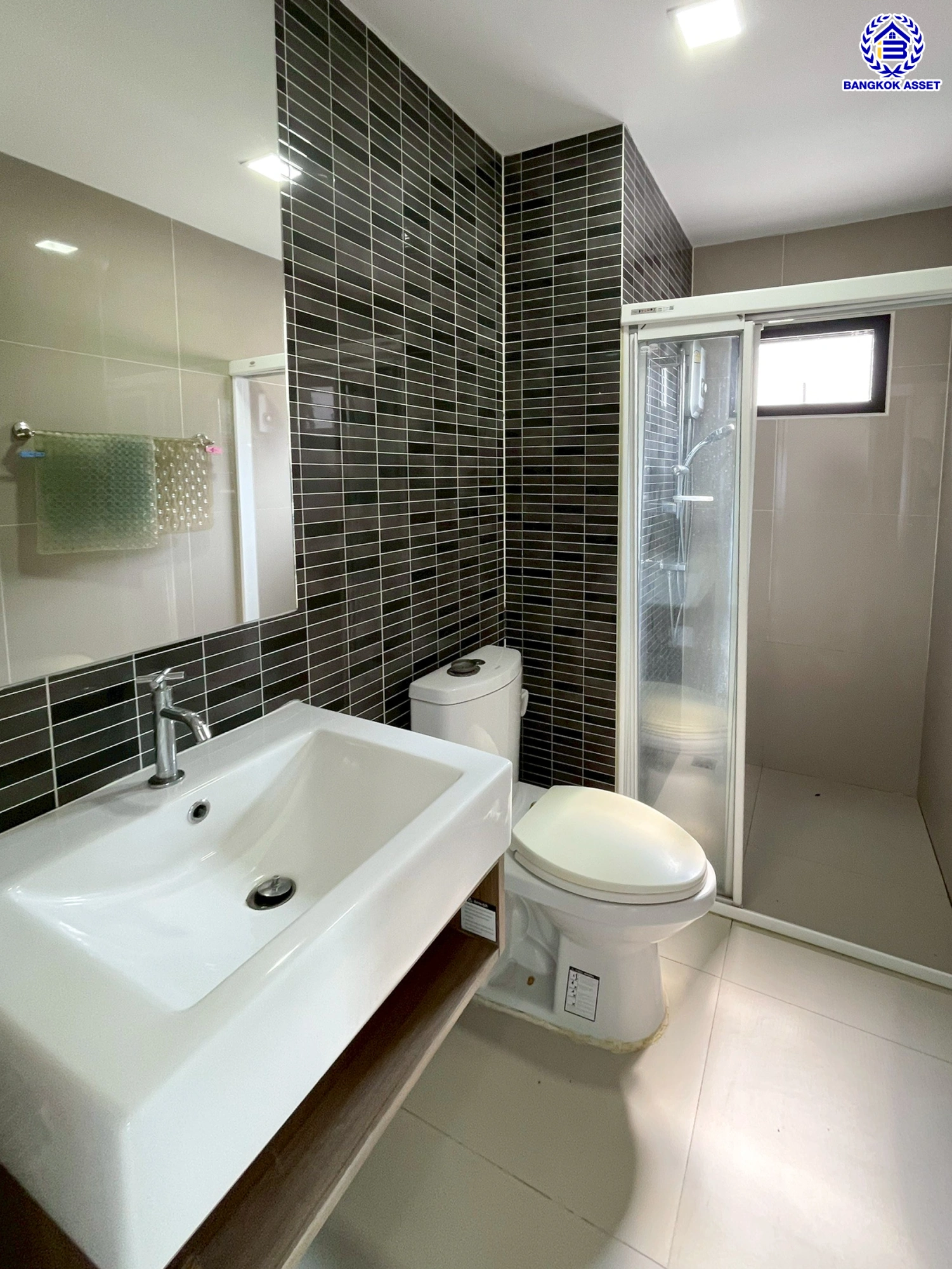 บ้านแฝดมือสองสมุทรปราการ โครงการ พฤกษาวิลล์ อ่อนนุช-สุวรรณภูมิ เนื้อที่ 37 ตร.ว. พื้นที่ใช้สอย 140 ตร.ม. ฟังก์ชัน 3 ห้องนอน 3 ห้องน้ำ 2 ที่จอดรถ พร้อมของแถมอีกหลายรายการ เข้าอยู่ได้ทันที ทำเลใกล้สนามบินสุวรรณภูมิ เชื่อมต่อถนนลาดกระบัง ใกล้รถไฟฟ้าสายแอร์พอร์ตเรล ลิงค์ "สถานีบ้านทับช้าง" และมอเตอร์เวย์ ลาดกระบัง