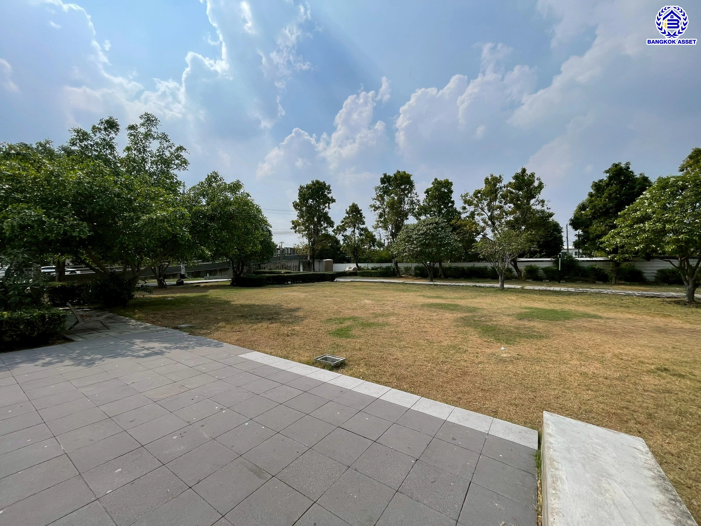 บ้านแฝดมือสองสมุทรปราการ โครงการ พฤกษาวิลล์ อ่อนนุช-สุวรรณภูมิ เนื้อที่ 37 ตร.ว. พื้นที่ใช้สอย 140 ตร.ม. ฟังก์ชัน 3 ห้องนอน 3 ห้องน้ำ 2 ที่จอดรถ พร้อมของแถมอีกหลายรายการ เข้าอยู่ได้ทันที ทำเลใกล้สนามบินสุวรรณภูมิ เชื่อมต่อถนนลาดกระบัง ใกล้รถไฟฟ้าสายแอร์พอร์ตเรล ลิงค์ "สถานีบ้านทับช้าง" และมอเตอร์เวย์ ลาดกระบัง