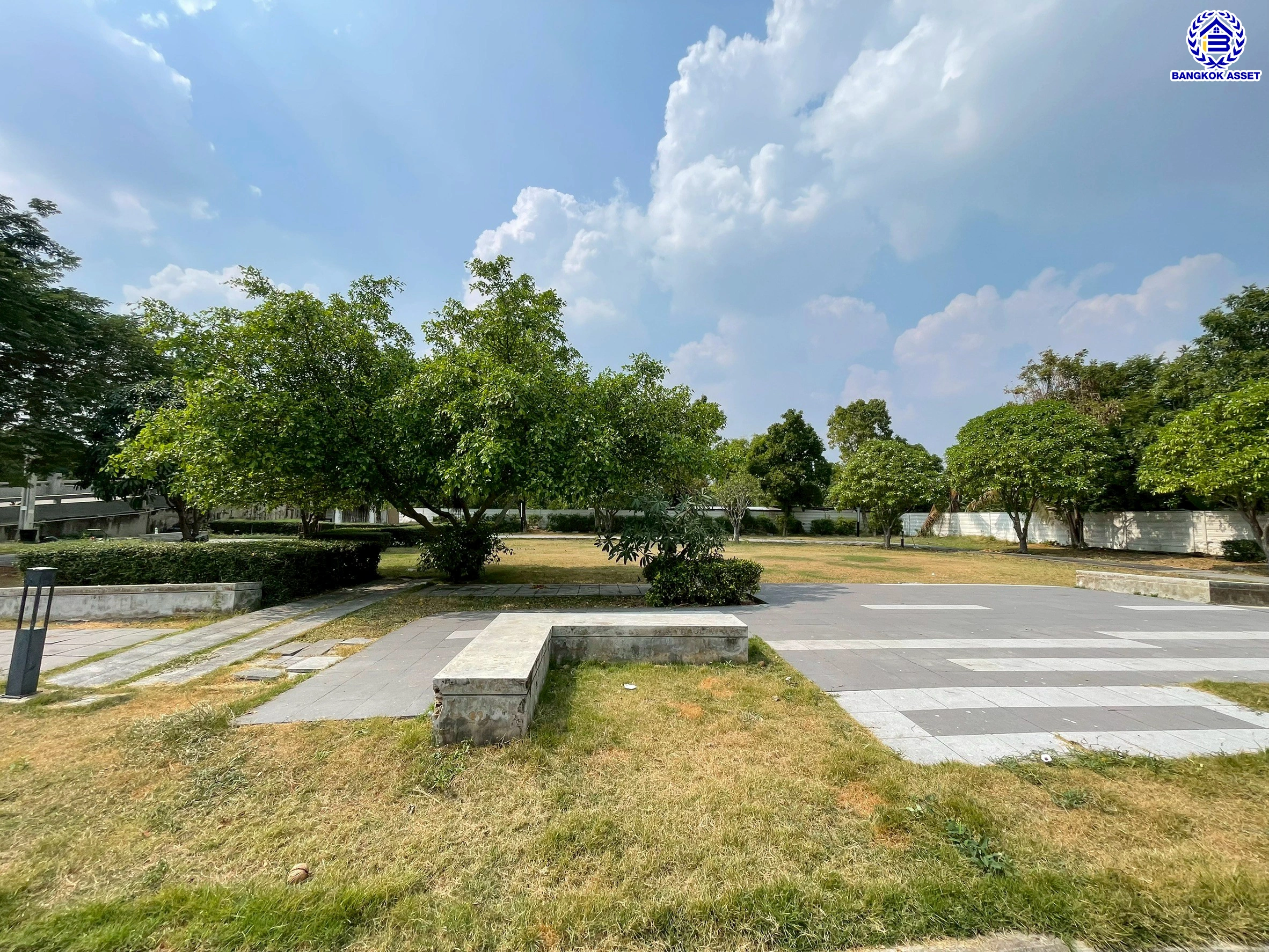 บ้านแฝดมือสองสมุทรปราการ โครงการ พฤกษาวิลล์ อ่อนนุช-สุวรรณภูมิ เนื้อที่ 37 ตร.ว. พื้นที่ใช้สอย 140 ตร.ม. ฟังก์ชัน 3 ห้องนอน 3 ห้องน้ำ 2 ที่จอดรถ พร้อมของแถมอีกหลายรายการ เข้าอยู่ได้ทันที ทำเลใกล้สนามบินสุวรรณภูมิ เชื่อมต่อถนนลาดกระบัง ใกล้รถไฟฟ้าสายแอร์พอร์ตเรล ลิงค์ "สถานีบ้านทับช้าง" และมอเตอร์เวย์ ลาดกระบัง