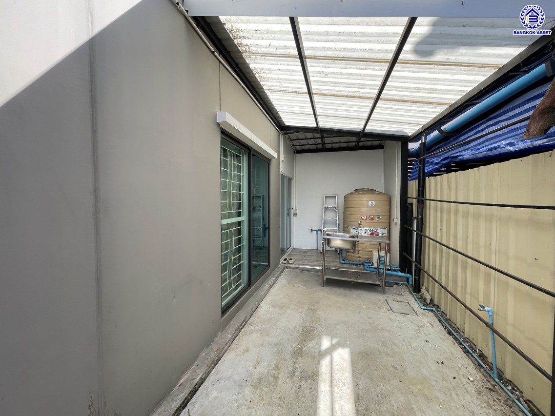 บ้านแฝดมือสองสมุทรปราการ โครงการ พฤกษาวิลล์ อ่อนนุช-สุวรรณภูมิ เนื้อที่ 37 ตร.ว. พื้นที่ใช้สอย 140 ตร.ม. ฟังก์ชัน 3 ห้องนอน 3 ห้องน้ำ 2 ที่จอดรถ พร้อมของแถมอีกหลายรายการ เข้าอยู่ได้ทันที ทำเลใกล้สนามบินสุวรรณภูมิ เชื่อมต่อถนนลาดกระบัง ใกล้รถไฟฟ้าสายแอร์พอร์ตเรล ลิงค์ "สถานีบ้านทับช้าง" และมอเตอร์เวย์ ลาดกระบัง