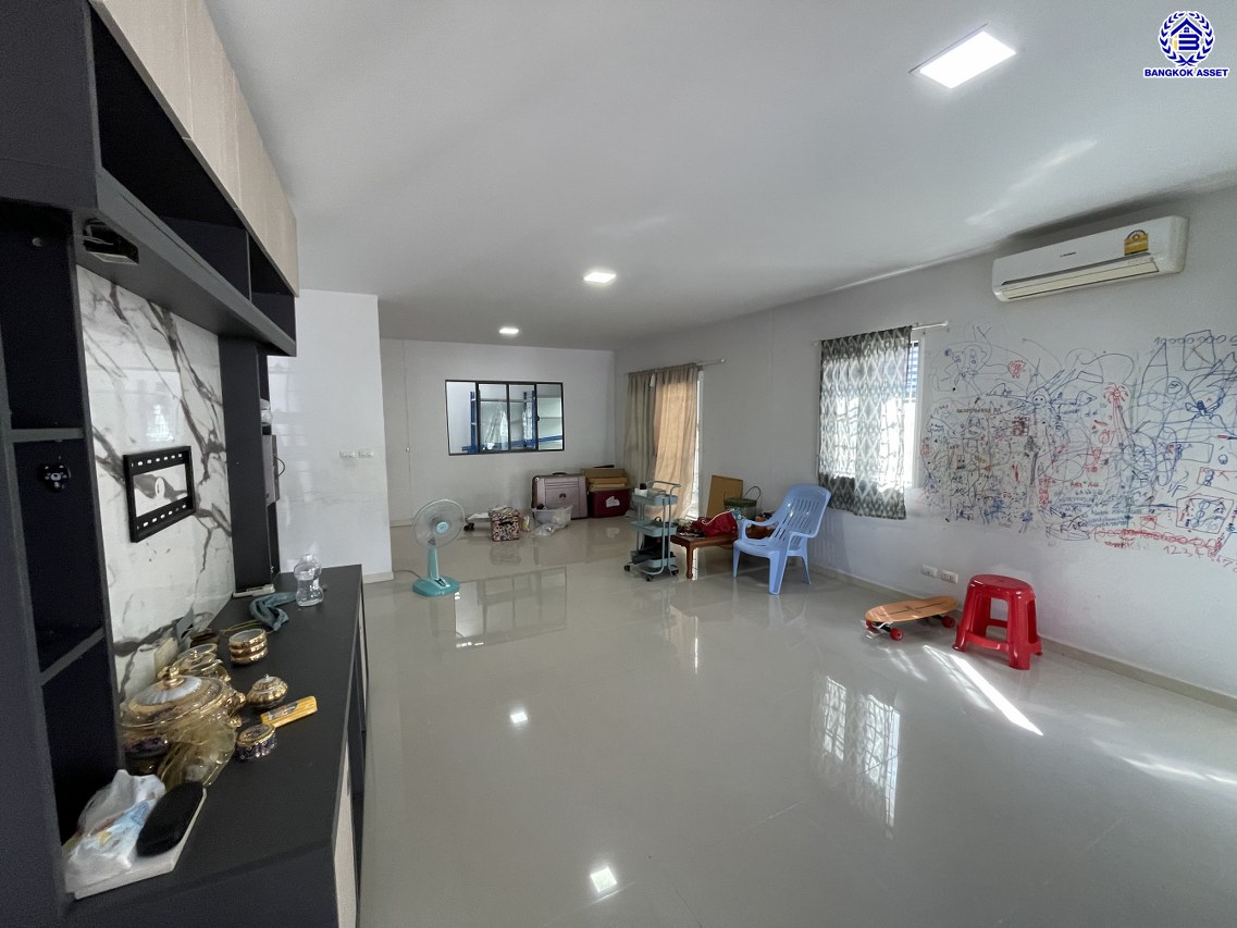 บ้านแฝดมือสองสมุทรปราการ โครงการ พฤกษาวิลล์ อ่อนนุช-สุวรรณภูมิ เนื้อที่ 37 ตร.ว. พื้นที่ใช้สอย 140 ตร.ม. ฟังก์ชัน 3 ห้องนอน 3 ห้องน้ำ 2 ที่จอดรถ พร้อมของแถมอีกหลายรายการ เข้าอยู่ได้ทันที ทำเลใกล้สนามบินสุวรรณภูมิ เชื่อมต่อถนนลาดกระบัง ใกล้รถไฟฟ้าสายแอร์พอร์ตเรล ลิงค์ "สถานีบ้านทับช้าง" และมอเตอร์เวย์ ลาดกระบัง