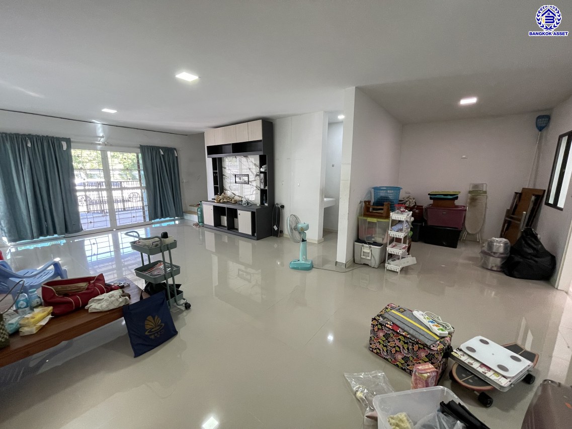 บ้านแฝดมือสองสมุทรปราการ โครงการ พฤกษาวิลล์ อ่อนนุช-สุวรรณภูมิ เนื้อที่ 37 ตร.ว. พื้นที่ใช้สอย 140 ตร.ม. ฟังก์ชัน 3 ห้องนอน 3 ห้องน้ำ 2 ที่จอดรถ พร้อมของแถมอีกหลายรายการ เข้าอยู่ได้ทันที ทำเลใกล้สนามบินสุวรรณภูมิ เชื่อมต่อถนนลาดกระบัง ใกล้รถไฟฟ้าสายแอร์พอร์ตเรล ลิงค์ "สถานีบ้านทับช้าง" และมอเตอร์เวย์ ลาดกระบัง