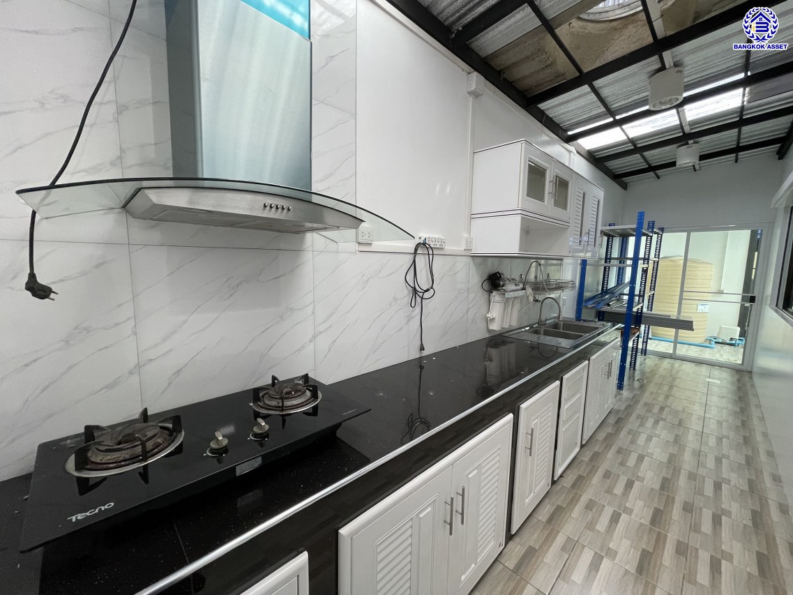 บ้านแฝดมือสองสมุทรปราการ โครงการ พฤกษาวิลล์ อ่อนนุช-สุวรรณภูมิ เนื้อที่ 37 ตร.ว. พื้นที่ใช้สอย 140 ตร.ม. ฟังก์ชัน 3 ห้องนอน 3 ห้องน้ำ 2 ที่จอดรถ พร้อมของแถมอีกหลายรายการ เข้าอยู่ได้ทันที ทำเลใกล้สนามบินสุวรรณภูมิ เชื่อมต่อถนนลาดกระบัง ใกล้รถไฟฟ้าสายแอร์พอร์ตเรล ลิงค์ "สถานีบ้านทับช้าง" และมอเตอร์เวย์ ลาดกระบัง