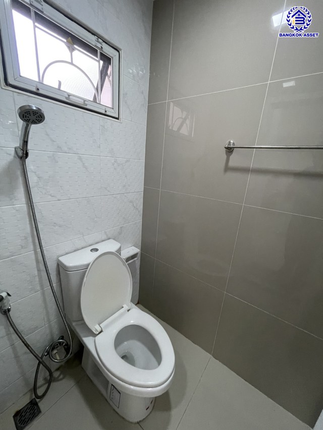 บ้านแฝดมือสองสมุทรปราการ โครงการ พฤกษาวิลล์ อ่อนนุช-สุวรรณภูมิ เนื้อที่ 37 ตร.ว. พื้นที่ใช้สอย 140 ตร.ม. ฟังก์ชัน 3 ห้องนอน 3 ห้องน้ำ 2 ที่จอดรถ พร้อมของแถมอีกหลายรายการ เข้าอยู่ได้ทันที ทำเลใกล้สนามบินสุวรรณภูมิ เชื่อมต่อถนนลาดกระบัง ใกล้รถไฟฟ้าสายแอร์พอร์ตเรล ลิงค์ "สถานีบ้านทับช้าง" และมอเตอร์เวย์ ลาดกระบัง