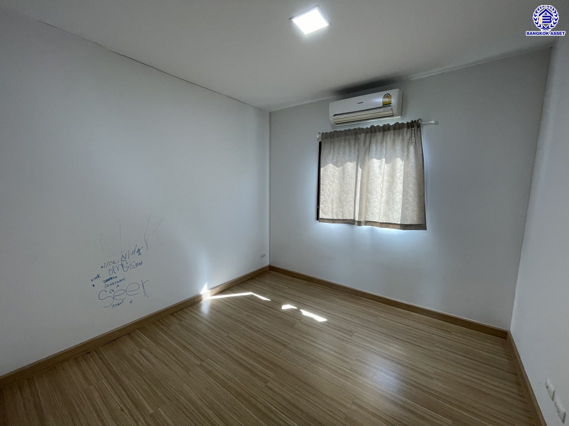 บ้านแฝดมือสองสมุทรปราการ โครงการ พฤกษาวิลล์ อ่อนนุช-สุวรรณภูมิ เนื้อที่ 37 ตร.ว. พื้นที่ใช้สอย 140 ตร.ม. ฟังก์ชัน 3 ห้องนอน 3 ห้องน้ำ 2 ที่จอดรถ พร้อมของแถมอีกหลายรายการ เข้าอยู่ได้ทันที ทำเลใกล้สนามบินสุวรรณภูมิ เชื่อมต่อถนนลาดกระบัง ใกล้รถไฟฟ้าสายแอร์พอร์ตเรล ลิงค์ "สถานีบ้านทับช้าง" และมอเตอร์เวย์ ลาดกระบัง