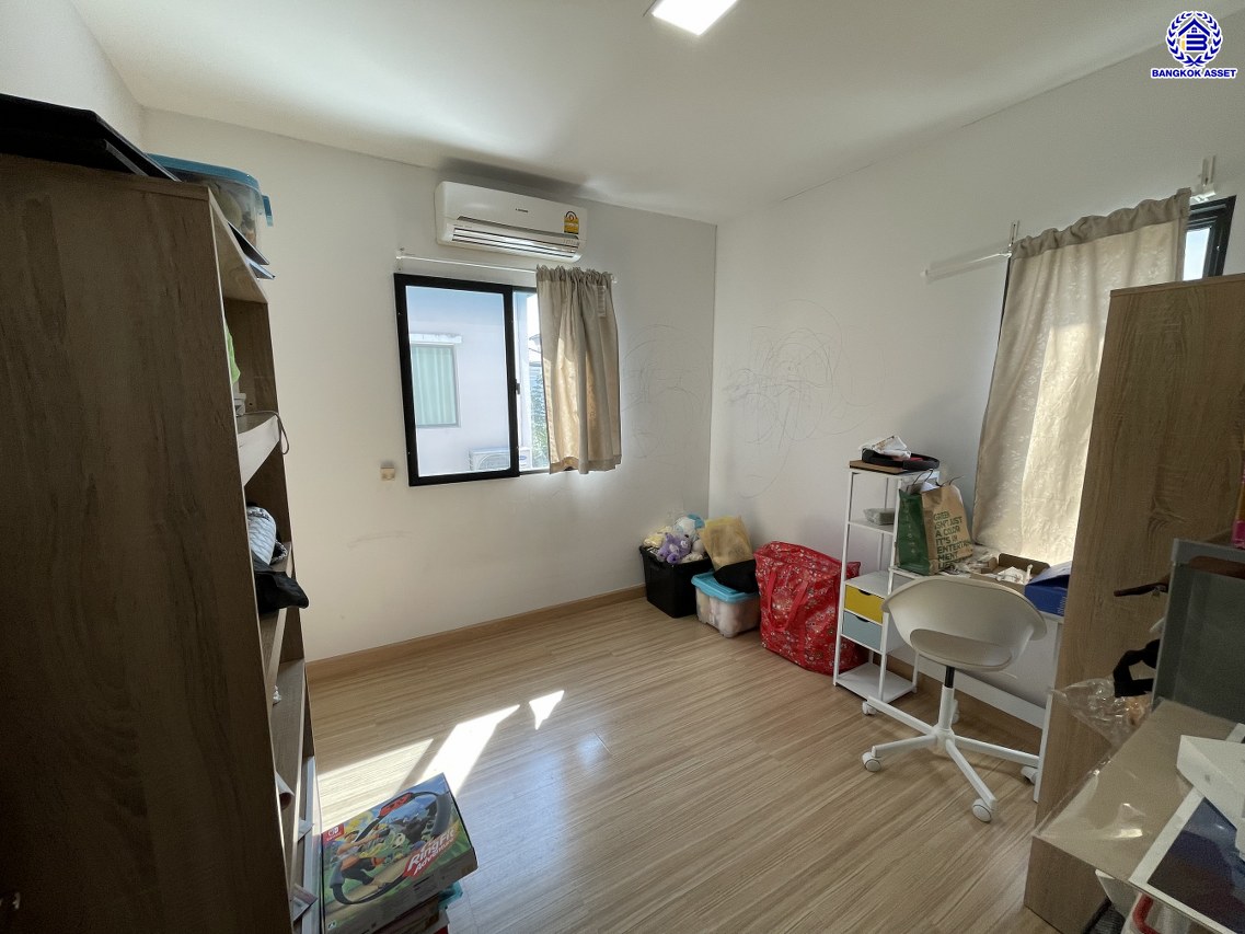 บ้านแฝดมือสองสมุทรปราการ โครงการ พฤกษาวิลล์ อ่อนนุช-สุวรรณภูมิ เนื้อที่ 37 ตร.ว. พื้นที่ใช้สอย 140 ตร.ม. ฟังก์ชัน 3 ห้องนอน 3 ห้องน้ำ 2 ที่จอดรถ พร้อมของแถมอีกหลายรายการ เข้าอยู่ได้ทันที ทำเลใกล้สนามบินสุวรรณภูมิ เชื่อมต่อถนนลาดกระบัง ใกล้รถไฟฟ้าสายแอร์พอร์ตเรล ลิงค์ "สถานีบ้านทับช้าง" และมอเตอร์เวย์ ลาดกระบัง