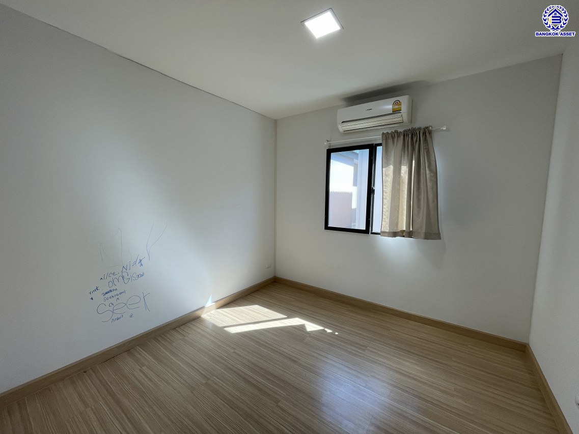 บ้านแฝดมือสองสมุทรปราการ โครงการ พฤกษาวิลล์ อ่อนนุช-สุวรรณภูมิ เนื้อที่ 37 ตร.ว. พื้นที่ใช้สอย 140 ตร.ม. ฟังก์ชัน 3 ห้องนอน 3 ห้องน้ำ 2 ที่จอดรถ พร้อมของแถมอีกหลายรายการ เข้าอยู่ได้ทันที ทำเลใกล้สนามบินสุวรรณภูมิ เชื่อมต่อถนนลาดกระบัง ใกล้รถไฟฟ้าสายแอร์พอร์ตเรล ลิงค์ "สถานีบ้านทับช้าง" และมอเตอร์เวย์ ลาดกระบัง