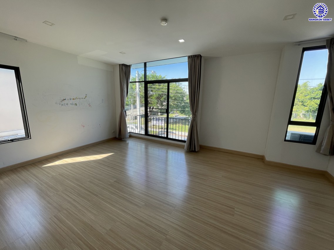 บ้านแฝดมือสองสมุทรปราการ โครงการ พฤกษาวิลล์ อ่อนนุช-สุวรรณภูมิ เนื้อที่ 37 ตร.ว. พื้นที่ใช้สอย 140 ตร.ม. ฟังก์ชัน 3 ห้องนอน 3 ห้องน้ำ 2 ที่จอดรถ พร้อมของแถมอีกหลายรายการ เข้าอยู่ได้ทันที ทำเลใกล้สนามบินสุวรรณภูมิ เชื่อมต่อถนนลาดกระบัง ใกล้รถไฟฟ้าสายแอร์พอร์ตเรล ลิงค์ "สถานีบ้านทับช้าง" และมอเตอร์เวย์ ลาดกระบัง