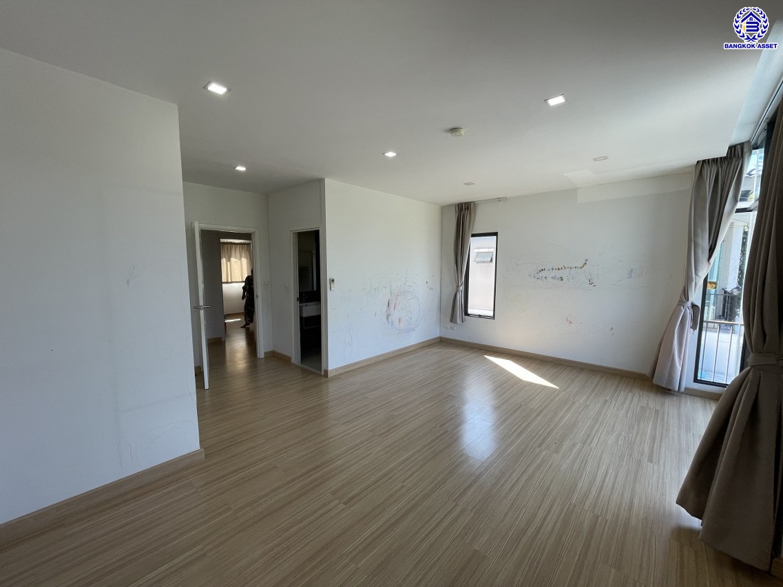 บ้านแฝดมือสองสมุทรปราการ โครงการ พฤกษาวิลล์ อ่อนนุช-สุวรรณภูมิ เนื้อที่ 37 ตร.ว. พื้นที่ใช้สอย 140 ตร.ม. ฟังก์ชัน 3 ห้องนอน 3 ห้องน้ำ 2 ที่จอดรถ พร้อมของแถมอีกหลายรายการ เข้าอยู่ได้ทันที ทำเลใกล้สนามบินสุวรรณภูมิ เชื่อมต่อถนนลาดกระบัง ใกล้รถไฟฟ้าสายแอร์พอร์ตเรล ลิงค์ "สถานีบ้านทับช้าง" และมอเตอร์เวย์ ลาดกระบัง