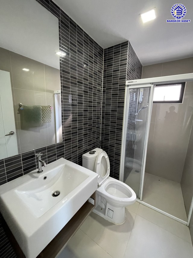 บ้านแฝดมือสองสมุทรปราการ โครงการ พฤกษาวิลล์ อ่อนนุช-สุวรรณภูมิ เนื้อที่ 37 ตร.ว. พื้นที่ใช้สอย 140 ตร.ม. ฟังก์ชัน 3 ห้องนอน 3 ห้องน้ำ 2 ที่จอดรถ พร้อมของแถมอีกหลายรายการ เข้าอยู่ได้ทันที ทำเลใกล้สนามบินสุวรรณภูมิ เชื่อมต่อถนนลาดกระบัง ใกล้รถไฟฟ้าสายแอร์พอร์ตเรล ลิงค์ "สถานีบ้านทับช้าง" และมอเตอร์เวย์ ลาดกระบัง