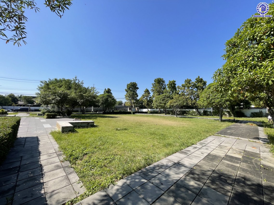 บ้านแฝดมือสองสมุทรปราการ โครงการ พฤกษาวิลล์ อ่อนนุช-สุวรรณภูมิ เนื้อที่ 37 ตร.ว. พื้นที่ใช้สอย 140 ตร.ม. ฟังก์ชัน 3 ห้องนอน 3 ห้องน้ำ 2 ที่จอดรถ พร้อมของแถมอีกหลายรายการ เข้าอยู่ได้ทันที ทำเลใกล้สนามบินสุวรรณภูมิ เชื่อมต่อถนนลาดกระบัง ใกล้รถไฟฟ้าสายแอร์พอร์ตเรล ลิงค์ "สถานีบ้านทับช้าง" และมอเตอร์เวย์ ลาดกระบัง