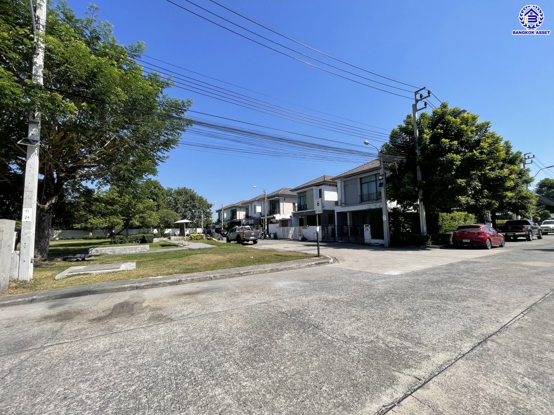 บ้านแฝดมือสองสมุทรปราการ โครงการ พฤกษาวิลล์ อ่อนนุช-สุวรรณภูมิ เนื้อที่ 37 ตร.ว. พื้นที่ใช้สอย 140 ตร.ม. ฟังก์ชัน 3 ห้องนอน 3 ห้องน้ำ 2 ที่จอดรถ พร้อมของแถมอีกหลายรายการ เข้าอยู่ได้ทันที ทำเลใกล้สนามบินสุวรรณภูมิ เชื่อมต่อถนนลาดกระบัง ใกล้รถไฟฟ้าสายแอร์พอร์ตเรล ลิงค์ "สถานีบ้านทับช้าง" และมอเตอร์เวย์ ลาดกระบัง