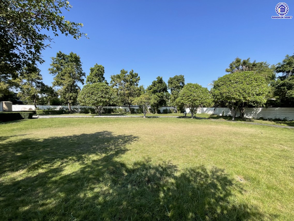 บ้านแฝดมือสองสมุทรปราการ โครงการ พฤกษาวิลล์ อ่อนนุช-สุวรรณภูมิ เนื้อที่ 37 ตร.ว. พื้นที่ใช้สอย 140 ตร.ม. ฟังก์ชัน 3 ห้องนอน 3 ห้องน้ำ 2 ที่จอดรถ พร้อมของแถมอีกหลายรายการ เข้าอยู่ได้ทันที ทำเลใกล้สนามบินสุวรรณภูมิ เชื่อมต่อถนนลาดกระบัง ใกล้รถไฟฟ้าสายแอร์พอร์ตเรล ลิงค์ "สถานีบ้านทับช้าง" และมอเตอร์เวย์ ลาดกระบัง