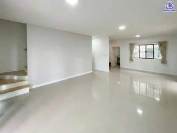 บ้านแฝดมือสองสมุทรปราการ โครงการ พฤกษาวิลล์ อ่อนนุช-สุวรรณภูมิ เนื้อที่ 37 ตร.ว. พื้นที่ใช้สอย 140 ตร.ม. ฟังก์ชัน 3 ห้องนอน 3 ห้องน้ำ 2 ที่จอดรถ พร้อมของแถมอีกหลายรายการ เข้าอยู่ได้ทันที ทำเลใกล้สนามบินสุวรรณภูมิ เชื่อมต่อถนนลาดกระบัง ใกล้รถไฟฟ้าสายแอร์พอร์ตเรล ลิงค์ "สถานีบ้านทับช้าง" และมอเตอร์เวย์ ลาดกระบัง