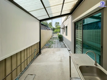 บ้านแฝดมือสองสมุทรปราการ โครงการ พฤกษาวิลล์ อ่อนนุช-สุวรรณภูมิ เนื้อที่ 37 ตร.ว. พื้นที่ใช้สอย 140 ตร.ม. ฟังก์ชัน 3 ห้องนอน 3 ห้องน้ำ 2 ที่จอดรถ พร้อมของแถมอีกหลายรายการ เข้าอยู่ได้ทันที ทำเลใกล้สนามบินสุวรรณภูมิ เชื่อมต่อถนนลาดกระบัง ใกล้รถไฟฟ้าสายแอร์พอร์ตเรล ลิงค์ "สถานีบ้านทับช้าง" และมอเตอร์เวย์ ลาดกระบัง