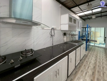 บ้านแฝดมือสองสมุทรปราการ โครงการ พฤกษาวิลล์ อ่อนนุช-สุวรรณภูมิ เนื้อที่ 37 ตร.ว. พื้นที่ใช้สอย 140 ตร.ม. ฟังก์ชัน 3 ห้องนอน 3 ห้องน้ำ 2 ที่จอดรถ พร้อมของแถมอีกหลายรายการ เข้าอยู่ได้ทันที ทำเลใกล้สนามบินสุวรรณภูมิ เชื่อมต่อถนนลาดกระบัง ใกล้รถไฟฟ้าสายแอร์พอร์ตเรล ลิงค์ "สถานีบ้านทับช้าง" และมอเตอร์เวย์ ลาดกระบัง