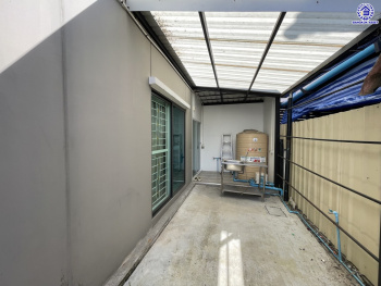 บ้านแฝดมือสองสมุทรปราการ โครงการ พฤกษาวิลล์ อ่อนนุช-สุวรรณภูมิ เนื้อที่ 37 ตร.ว. พื้นที่ใช้สอย 140 ตร.ม. ฟังก์ชัน 3 ห้องนอน 3 ห้องน้ำ 2 ที่จอดรถ พร้อมของแถมอีกหลายรายการ เข้าอยู่ได้ทันที ทำเลใกล้สนามบินสุวรรณภูมิ เชื่อมต่อถนนลาดกระบัง ใกล้รถไฟฟ้าสายแอร์พอร์ตเรล ลิงค์ "สถานีบ้านทับช้าง" และมอเตอร์เวย์ ลาดกระบัง