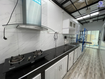 บ้านแฝดมือสองสมุทรปราการ โครงการ พฤกษาวิลล์ อ่อนนุช-สุวรรณภูมิ เนื้อที่ 37 ตร.ว. พื้นที่ใช้สอย 140 ตร.ม. ฟังก์ชัน 3 ห้องนอน 3 ห้องน้ำ 2 ที่จอดรถ พร้อมของแถมอีกหลายรายการ เข้าอยู่ได้ทันที ทำเลใกล้สนามบินสุวรรณภูมิ เชื่อมต่อถนนลาดกระบัง ใกล้รถไฟฟ้าสายแอร์พอร์ตเรล ลิงค์ "สถานีบ้านทับช้าง" และมอเตอร์เวย์ ลาดกระบัง