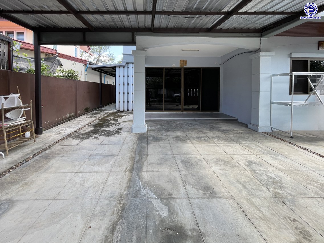 บ้านเดี่ยวมือสอง โครงการ สัมมากร รามคำแหง บนเนื้อที่ 57 ตร.ว. พื้นที่ใช้สอย 200 ตร.ม. ฟังก์ชัน 5 ห้องนอน 4 ห้องน้ำ 2 ที่จอดรถ พร้อมของแถมฟรีอีกหลากหลายรายการ บนทำเลเยี่ยมเชื่อมต่อถนนรามคำแหง, ถนนศรีนครินทร์-ร่มเกล้า, ถนนร่มเกล้า ใกล้รถไฟฟ้าสายสีส้ม "สถานีสัมมากร" และทางด่วน "มอเตอร์เวย์-สุวรรณภูมิ"