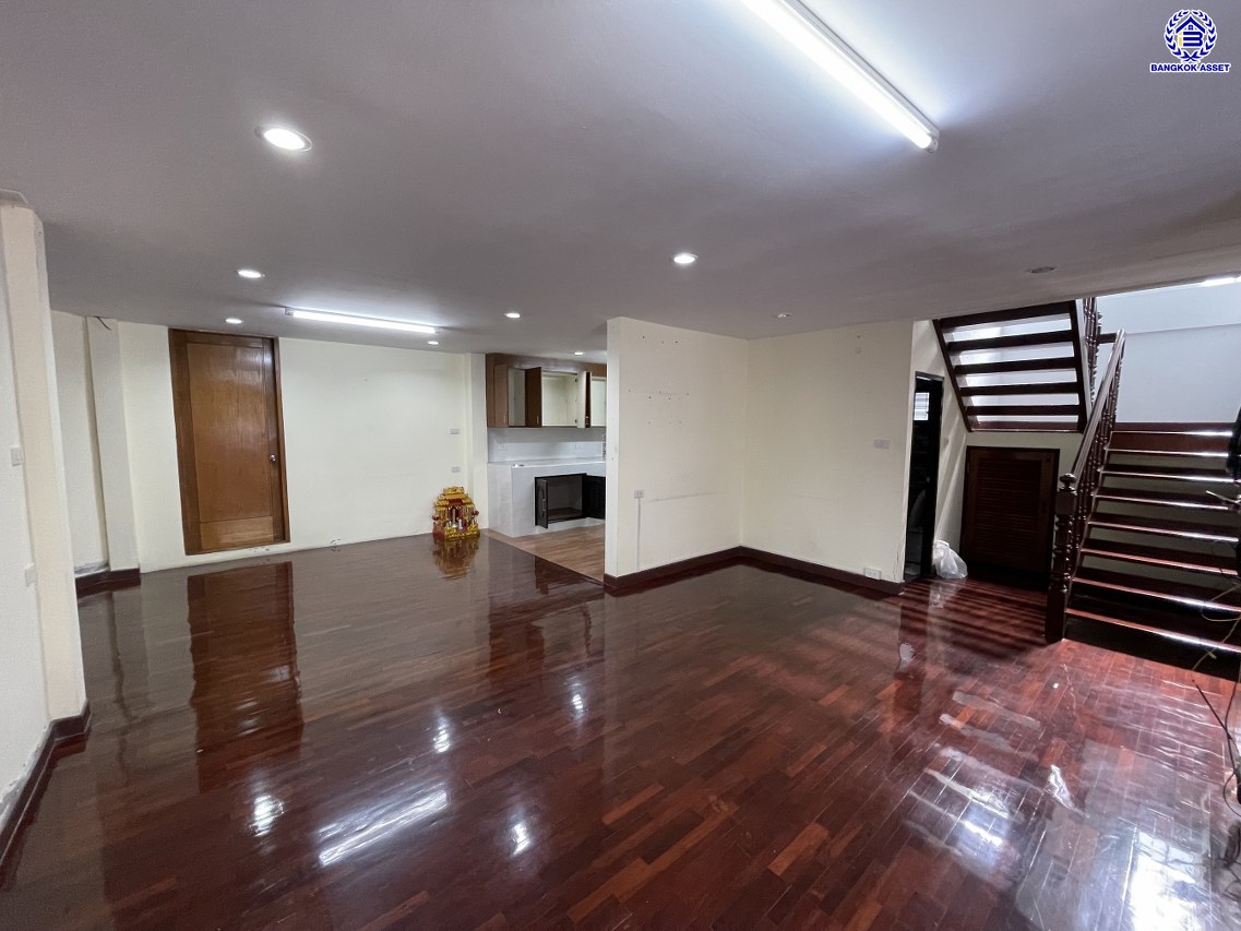 บ้านเดี่ยวมือสอง โครงการ สัมมากร รามคำแหง บนเนื้อที่ 57 ตร.ว. พื้นที่ใช้สอย 200 ตร.ม. ฟังก์ชัน 5 ห้องนอน 4 ห้องน้ำ 2 ที่จอดรถ พร้อมของแถมฟรีอีกหลากหลายรายการ บนทำเลเยี่ยมเชื่อมต่อถนนรามคำแหง, ถนนศรีนครินทร์-ร่มเกล้า, ถนนร่มเกล้า ใกล้รถไฟฟ้าสายสีส้ม "สถานีสัมมากร" และทางด่วน "มอเตอร์เวย์-สุวรรณภูมิ"