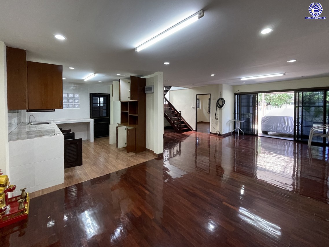 บ้านเดี่ยวมือสอง โครงการ สัมมากร รามคำแหง บนเนื้อที่ 57 ตร.ว. พื้นที่ใช้สอย 200 ตร.ม. ฟังก์ชัน 5 ห้องนอน 4 ห้องน้ำ 2 ที่จอดรถ พร้อมของแถมฟรีอีกหลากหลายรายการ บนทำเลเยี่ยมเชื่อมต่อถนนรามคำแหง, ถนนศรีนครินทร์-ร่มเกล้า, ถนนร่มเกล้า ใกล้รถไฟฟ้าสายสีส้ม "สถานีสัมมากร" และทางด่วน "มอเตอร์เวย์-สุวรรณภูมิ"