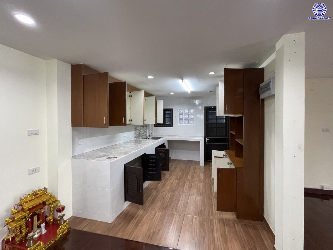 บ้านเดี่ยวมือสอง โครงการ สัมมากร รามคำแหง บนเนื้อที่ 57 ตร.ว. พื้นที่ใช้สอย 200 ตร.ม. ฟังก์ชัน 5 ห้องนอน 4 ห้องน้ำ 2 ที่จอดรถ พร้อมของแถมฟรีอีกหลากหลายรายการ บนทำเลเยี่ยมเชื่อมต่อถนนรามคำแหง, ถนนศรีนครินทร์-ร่มเกล้า, ถนนร่มเกล้า ใกล้รถไฟฟ้าสายสีส้ม "สถานีสัมมากร" และทางด่วน "มอเตอร์เวย์-สุวรรณภูมิ"