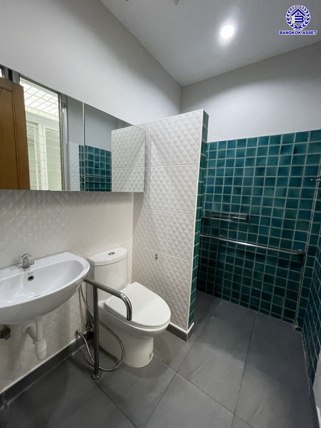 บ้านเดี่ยวมือสอง โครงการ สัมมากร รามคำแหง บนเนื้อที่ 57 ตร.ว. พื้นที่ใช้สอย 200 ตร.ม. ฟังก์ชัน 5 ห้องนอน 4 ห้องน้ำ 2 ที่จอดรถ พร้อมของแถมฟรีอีกหลากหลายรายการ บนทำเลเยี่ยมเชื่อมต่อถนนรามคำแหง, ถนนศรีนครินทร์-ร่มเกล้า, ถนนร่มเกล้า ใกล้รถไฟฟ้าสายสีส้ม "สถานีสัมมากร" และทางด่วน "มอเตอร์เวย์-สุวรรณภูมิ"