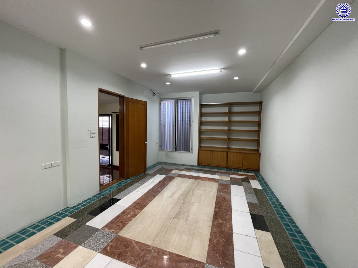 บ้านเดี่ยวมือสอง โครงการ สัมมากร รามคำแหง บนเนื้อที่ 57 ตร.ว. พื้นที่ใช้สอย 200 ตร.ม. ฟังก์ชัน 5 ห้องนอน 4 ห้องน้ำ 2 ที่จอดรถ พร้อมของแถมฟรีอีกหลากหลายรายการ บนทำเลเยี่ยมเชื่อมต่อถนนรามคำแหง, ถนนศรีนครินทร์-ร่มเกล้า, ถนนร่มเกล้า ใกล้รถไฟฟ้าสายสีส้ม "สถานีสัมมากร" และทางด่วน "มอเตอร์เวย์-สุวรรณภูมิ"