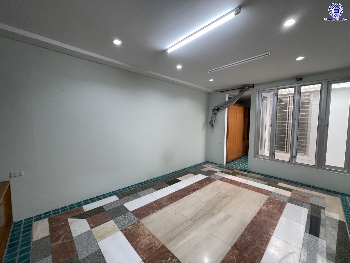 บ้านเดี่ยวมือสอง โครงการ สัมมากร รามคำแหง บนเนื้อที่ 57 ตร.ว. พื้นที่ใช้สอย 200 ตร.ม. ฟังก์ชัน 5 ห้องนอน 4 ห้องน้ำ 2 ที่จอดรถ พร้อมของแถมฟรีอีกหลากหลายรายการ บนทำเลเยี่ยมเชื่อมต่อถนนรามคำแหง, ถนนศรีนครินทร์-ร่มเกล้า, ถนนร่มเกล้า ใกล้รถไฟฟ้าสายสีส้ม "สถานีสัมมากร" และทางด่วน "มอเตอร์เวย์-สุวรรณภูมิ"