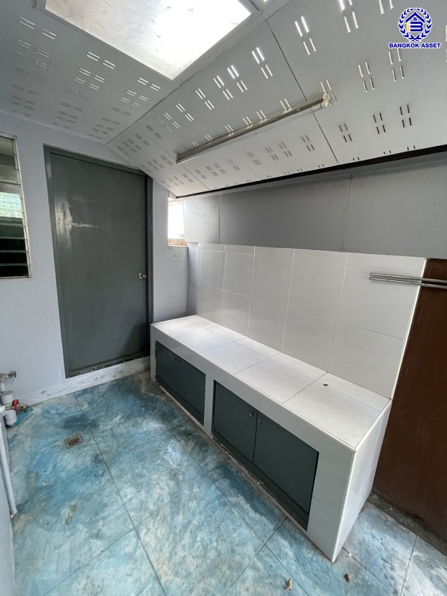 บ้านเดี่ยวมือสอง โครงการ สัมมากร รามคำแหง บนเนื้อที่ 57 ตร.ว. พื้นที่ใช้สอย 200 ตร.ม. ฟังก์ชัน 5 ห้องนอน 4 ห้องน้ำ 2 ที่จอดรถ พร้อมของแถมฟรีอีกหลากหลายรายการ บนทำเลเยี่ยมเชื่อมต่อถนนรามคำแหง, ถนนศรีนครินทร์-ร่มเกล้า, ถนนร่มเกล้า ใกล้รถไฟฟ้าสายสีส้ม "สถานีสัมมากร" และทางด่วน "มอเตอร์เวย์-สุวรรณภูมิ"