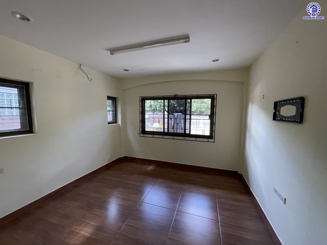 บ้านเดี่ยวมือสอง โครงการ สัมมากร รามคำแหง บนเนื้อที่ 57 ตร.ว. พื้นที่ใช้สอย 200 ตร.ม. ฟังก์ชัน 5 ห้องนอน 4 ห้องน้ำ 2 ที่จอดรถ พร้อมของแถมฟรีอีกหลากหลายรายการ บนทำเลเยี่ยมเชื่อมต่อถนนรามคำแหง, ถนนศรีนครินทร์-ร่มเกล้า, ถนนร่มเกล้า ใกล้รถไฟฟ้าสายสีส้ม "สถานีสัมมากร" และทางด่วน "มอเตอร์เวย์-สุวรรณภูมิ"