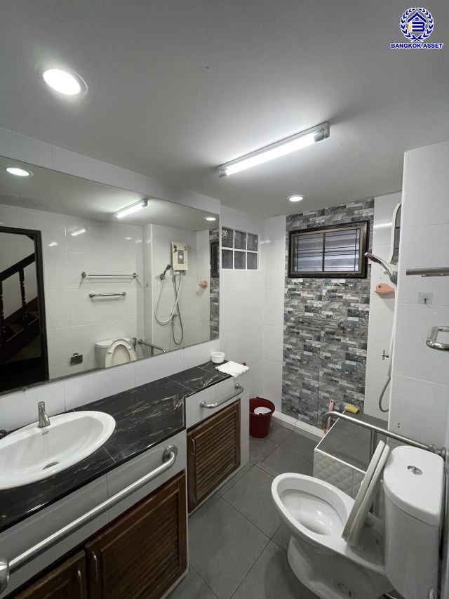 บ้านเดี่ยวมือสอง โครงการ สัมมากร รามคำแหง บนเนื้อที่ 57 ตร.ว. พื้นที่ใช้สอย 200 ตร.ม. ฟังก์ชัน 5 ห้องนอน 4 ห้องน้ำ 2 ที่จอดรถ พร้อมของแถมฟรีอีกหลากหลายรายการ บนทำเลเยี่ยมเชื่อมต่อถนนรามคำแหง, ถนนศรีนครินทร์-ร่มเกล้า, ถนนร่มเกล้า ใกล้รถไฟฟ้าสายสีส้ม "สถานีสัมมากร" และทางด่วน "มอเตอร์เวย์-สุวรรณภูมิ"