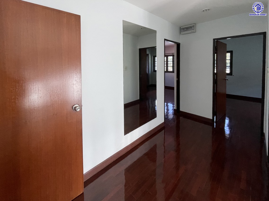 บ้านเดี่ยวมือสอง โครงการ สัมมากร รามคำแหง บนเนื้อที่ 57 ตร.ว. พื้นที่ใช้สอย 200 ตร.ม. ฟังก์ชัน 5 ห้องนอน 4 ห้องน้ำ 2 ที่จอดรถ พร้อมของแถมฟรีอีกหลากหลายรายการ บนทำเลเยี่ยมเชื่อมต่อถนนรามคำแหง, ถนนศรีนครินทร์-ร่มเกล้า, ถนนร่มเกล้า ใกล้รถไฟฟ้าสายสีส้ม "สถานีสัมมากร" และทางด่วน "มอเตอร์เวย์-สุวรรณภูมิ"