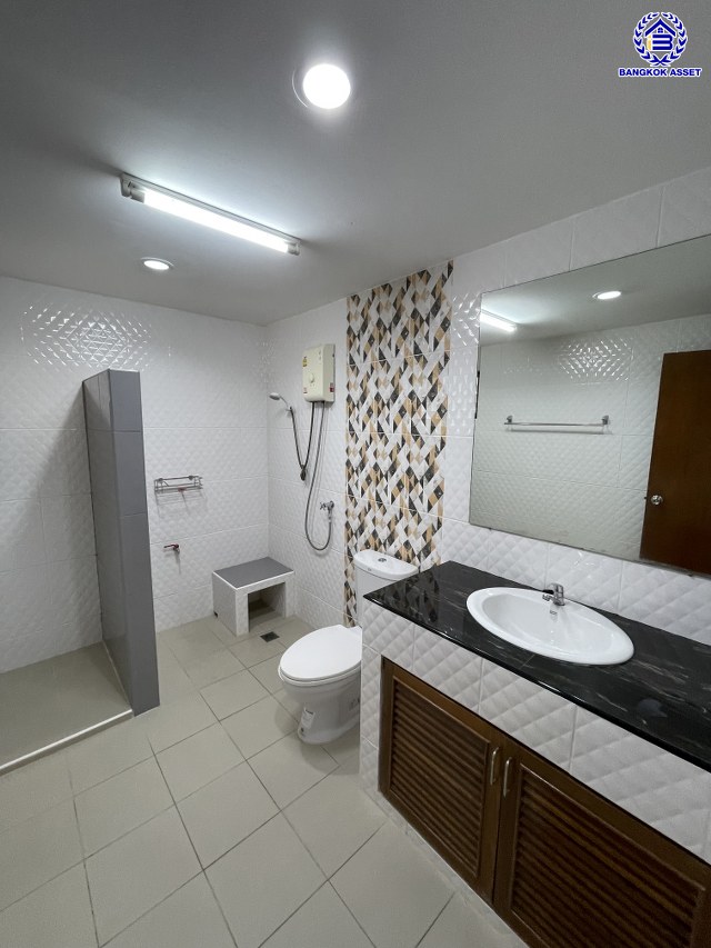 บ้านเดี่ยวมือสอง โครงการ สัมมากร รามคำแหง บนเนื้อที่ 57 ตร.ว. พื้นที่ใช้สอย 200 ตร.ม. ฟังก์ชัน 5 ห้องนอน 4 ห้องน้ำ 2 ที่จอดรถ พร้อมของแถมฟรีอีกหลากหลายรายการ บนทำเลเยี่ยมเชื่อมต่อถนนรามคำแหง, ถนนศรีนครินทร์-ร่มเกล้า, ถนนร่มเกล้า ใกล้รถไฟฟ้าสายสีส้ม "สถานีสัมมากร" และทางด่วน "มอเตอร์เวย์-สุวรรณภูมิ"