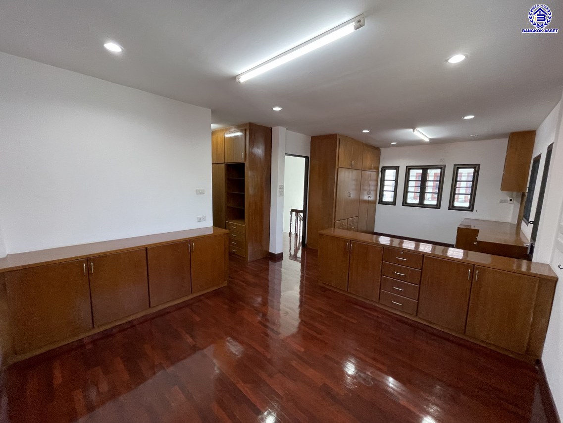 บ้านเดี่ยวมือสอง โครงการ สัมมากร รามคำแหง บนเนื้อที่ 57 ตร.ว. พื้นที่ใช้สอย 200 ตร.ม. ฟังก์ชัน 5 ห้องนอน 4 ห้องน้ำ 2 ที่จอดรถ พร้อมของแถมฟรีอีกหลากหลายรายการ บนทำเลเยี่ยมเชื่อมต่อถนนรามคำแหง, ถนนศรีนครินทร์-ร่มเกล้า, ถนนร่มเกล้า ใกล้รถไฟฟ้าสายสีส้ม "สถานีสัมมากร" และทางด่วน "มอเตอร์เวย์-สุวรรณภูมิ"