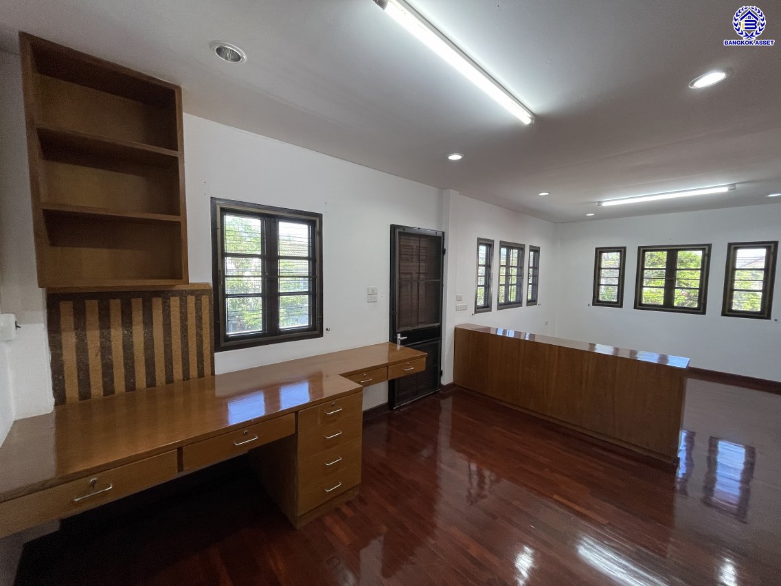 บ้านเดี่ยวมือสอง โครงการ สัมมากร รามคำแหง บนเนื้อที่ 57 ตร.ว. พื้นที่ใช้สอย 200 ตร.ม. ฟังก์ชัน 5 ห้องนอน 4 ห้องน้ำ 2 ที่จอดรถ พร้อมของแถมฟรีอีกหลากหลายรายการ บนทำเลเยี่ยมเชื่อมต่อถนนรามคำแหง, ถนนศรีนครินทร์-ร่มเกล้า, ถนนร่มเกล้า ใกล้รถไฟฟ้าสายสีส้ม "สถานีสัมมากร" และทางด่วน "มอเตอร์เวย์-สุวรรณภูมิ"