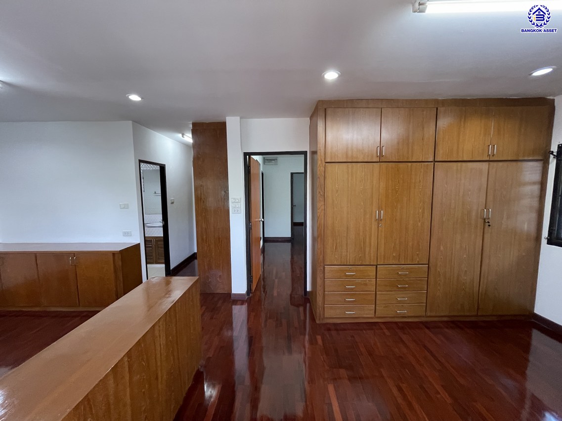 บ้านเดี่ยวมือสอง โครงการ สัมมากร รามคำแหง บนเนื้อที่ 57 ตร.ว. พื้นที่ใช้สอย 200 ตร.ม. ฟังก์ชัน 5 ห้องนอน 4 ห้องน้ำ 2 ที่จอดรถ พร้อมของแถมฟรีอีกหลากหลายรายการ บนทำเลเยี่ยมเชื่อมต่อถนนรามคำแหง, ถนนศรีนครินทร์-ร่มเกล้า, ถนนร่มเกล้า ใกล้รถไฟฟ้าสายสีส้ม "สถานีสัมมากร" และทางด่วน "มอเตอร์เวย์-สุวรรณภูมิ"