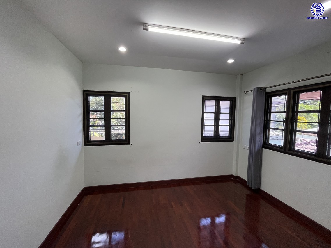 บ้านเดี่ยวมือสอง โครงการ สัมมากร รามคำแหง บนเนื้อที่ 57 ตร.ว. พื้นที่ใช้สอย 200 ตร.ม. ฟังก์ชัน 5 ห้องนอน 4 ห้องน้ำ 2 ที่จอดรถ พร้อมของแถมฟรีอีกหลากหลายรายการ บนทำเลเยี่ยมเชื่อมต่อถนนรามคำแหง, ถนนศรีนครินทร์-ร่มเกล้า, ถนนร่มเกล้า ใกล้รถไฟฟ้าสายสีส้ม "สถานีสัมมากร" และทางด่วน "มอเตอร์เวย์-สุวรรณภูมิ"