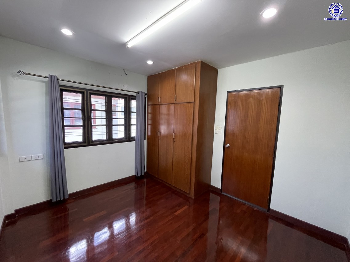 บ้านเดี่ยวมือสอง โครงการ สัมมากร รามคำแหง บนเนื้อที่ 57 ตร.ว. พื้นที่ใช้สอย 200 ตร.ม. ฟังก์ชัน 5 ห้องนอน 4 ห้องน้ำ 2 ที่จอดรถ พร้อมของแถมฟรีอีกหลากหลายรายการ บนทำเลเยี่ยมเชื่อมต่อถนนรามคำแหง, ถนนศรีนครินทร์-ร่มเกล้า, ถนนร่มเกล้า ใกล้รถไฟฟ้าสายสีส้ม "สถานีสัมมากร" และทางด่วน "มอเตอร์เวย์-สุวรรณภูมิ"