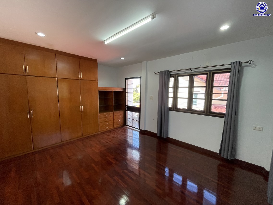 บ้านเดี่ยวมือสอง โครงการ สัมมากร รามคำแหง บนเนื้อที่ 57 ตร.ว. พื้นที่ใช้สอย 200 ตร.ม. ฟังก์ชัน 5 ห้องนอน 4 ห้องน้ำ 2 ที่จอดรถ พร้อมของแถมฟรีอีกหลากหลายรายการ บนทำเลเยี่ยมเชื่อมต่อถนนรามคำแหง, ถนนศรีนครินทร์-ร่มเกล้า, ถนนร่มเกล้า ใกล้รถไฟฟ้าสายสีส้ม "สถานีสัมมากร" และทางด่วน "มอเตอร์เวย์-สุวรรณภูมิ"