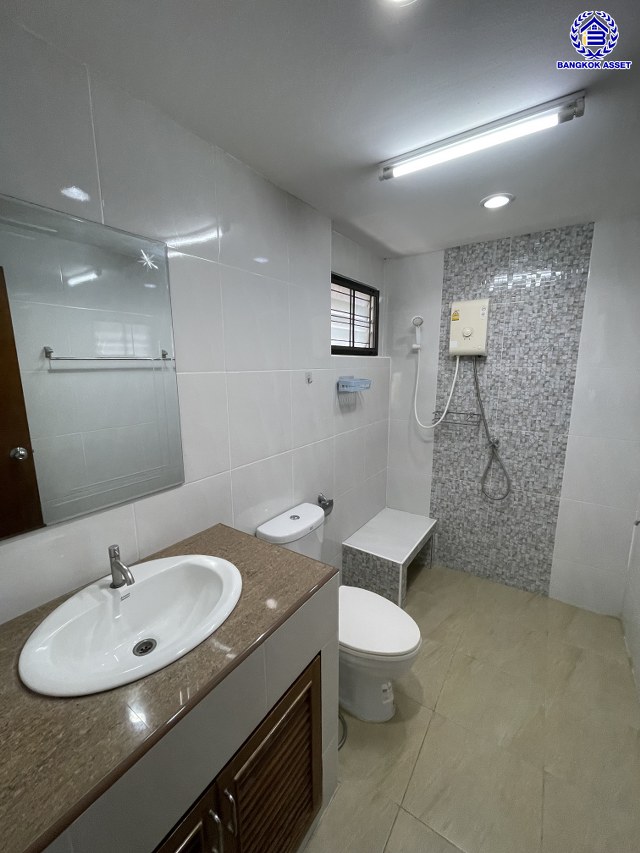 บ้านเดี่ยวมือสอง โครงการ สัมมากร รามคำแหง บนเนื้อที่ 57 ตร.ว. พื้นที่ใช้สอย 200 ตร.ม. ฟังก์ชัน 5 ห้องนอน 4 ห้องน้ำ 2 ที่จอดรถ พร้อมของแถมฟรีอีกหลากหลายรายการ บนทำเลเยี่ยมเชื่อมต่อถนนรามคำแหง, ถนนศรีนครินทร์-ร่มเกล้า, ถนนร่มเกล้า ใกล้รถไฟฟ้าสายสีส้ม "สถานีสัมมากร" และทางด่วน "มอเตอร์เวย์-สุวรรณภูมิ"