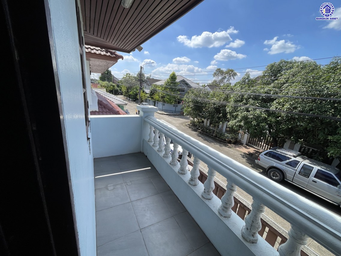 บ้านเดี่ยวมือสอง โครงการ สัมมากร รามคำแหง บนเนื้อที่ 57 ตร.ว. พื้นที่ใช้สอย 200 ตร.ม. ฟังก์ชัน 5 ห้องนอน 4 ห้องน้ำ 2 ที่จอดรถ พร้อมของแถมฟรีอีกหลากหลายรายการ บนทำเลเยี่ยมเชื่อมต่อถนนรามคำแหง, ถนนศรีนครินทร์-ร่มเกล้า, ถนนร่มเกล้า ใกล้รถไฟฟ้าสายสีส้ม "สถานีสัมมากร" และทางด่วน "มอเตอร์เวย์-สุวรรณภูมิ"