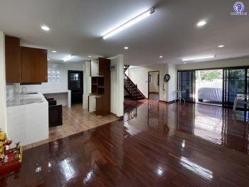 บ้านเดี่ยวมือสอง โครงการ สัมมากร รามคำแหง บนเนื้อที่ 57 ตร.ว. พื้นที่ใช้สอย 200 ตร.ม. ฟังก์ชัน 5 ห้องนอน 4 ห้องน้ำ 2 ที่จอดรถ พร้อมของแถมฟรีอีกหลากหลายรายการ บนทำเลเยี่ยมเชื่อมต่อถนนรามคำแหง, ถนนศรีนครินทร์-ร่มเกล้า, ถนนร่มเกล้า ใกล้รถไฟฟ้าสายสีส้ม "สถานีสัมมากร" และทางด่วน "มอเตอร์เวย์-สุวรรณภูมิ"