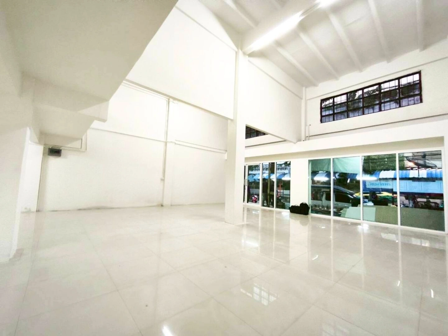 ให้เช่าตึก 2 คูหา (ตีทะลุชั้น 1 และชั้นลอย) หมู่บ้านธนินทร ติดถนนวิภาวดี ใกล้ดอนเมือง ทำเลศักยภาพที่รถสัญจรผ่านตลอดวัน