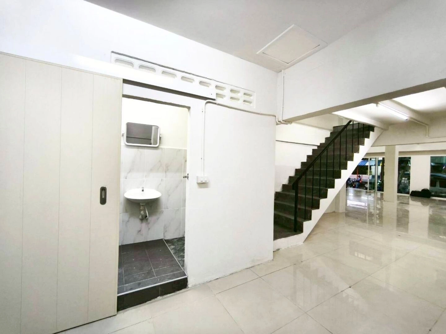 ให้เช่าตึก 2 คูหา (ตีทะลุชั้น 1 และชั้นลอย) หมู่บ้านธนินทร ติดถนนวิภาวดี ใกล้ดอนเมือง ทำเลศักยภาพที่รถสัญจรผ่านตลอดวัน