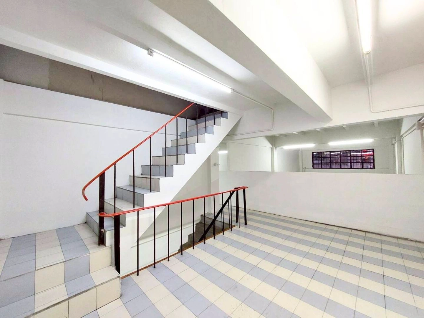 ให้เช่าตึก 2 คูหา (ตีทะลุชั้น 1 และชั้นลอย) หมู่บ้านธนินทร ติดถนนวิภาวดี ใกล้ดอนเมือง ทำเลศักยภาพที่รถสัญจรผ่านตลอดวัน